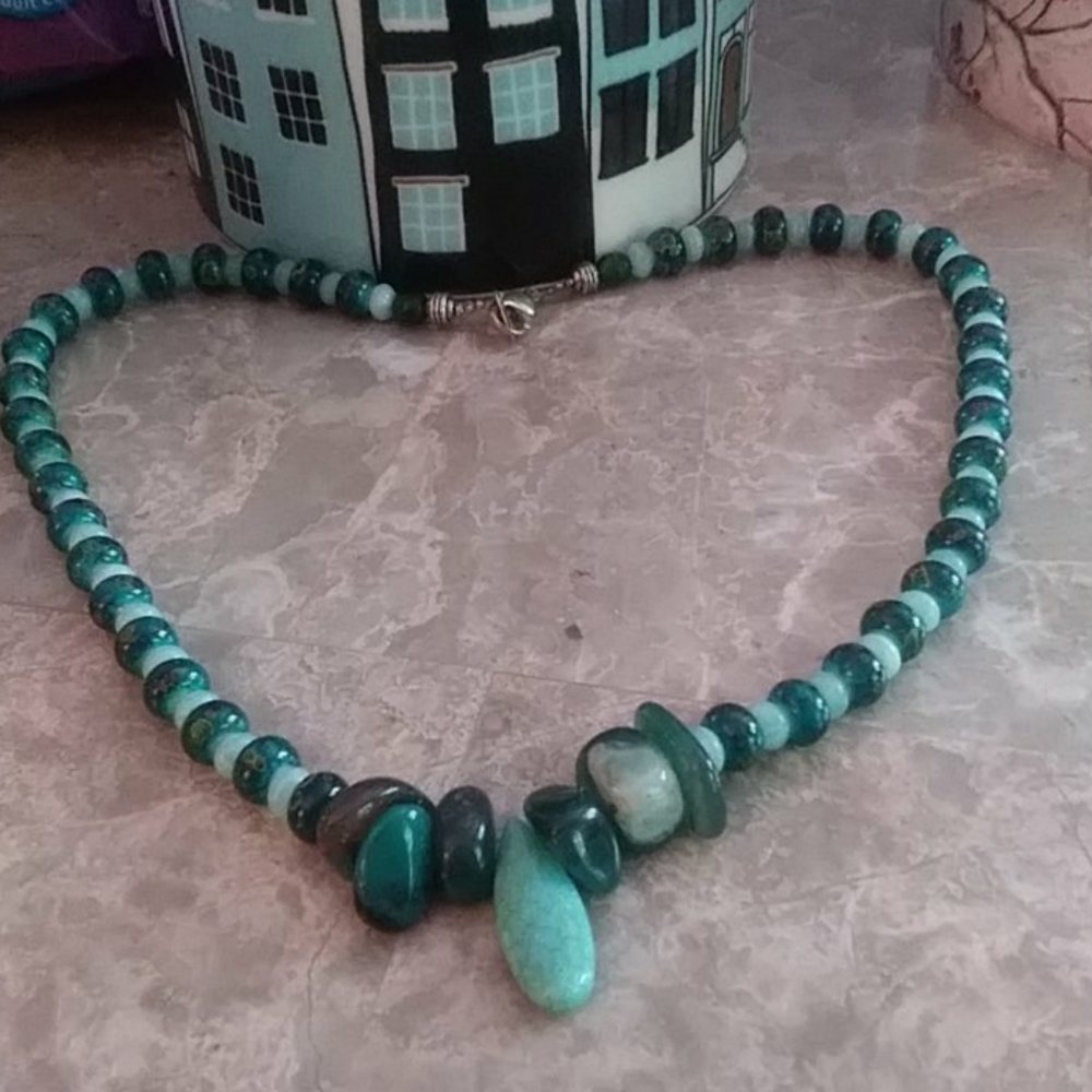 NWOT HandmaStone and Glass Beaded Necklace - Picture 4 of 4